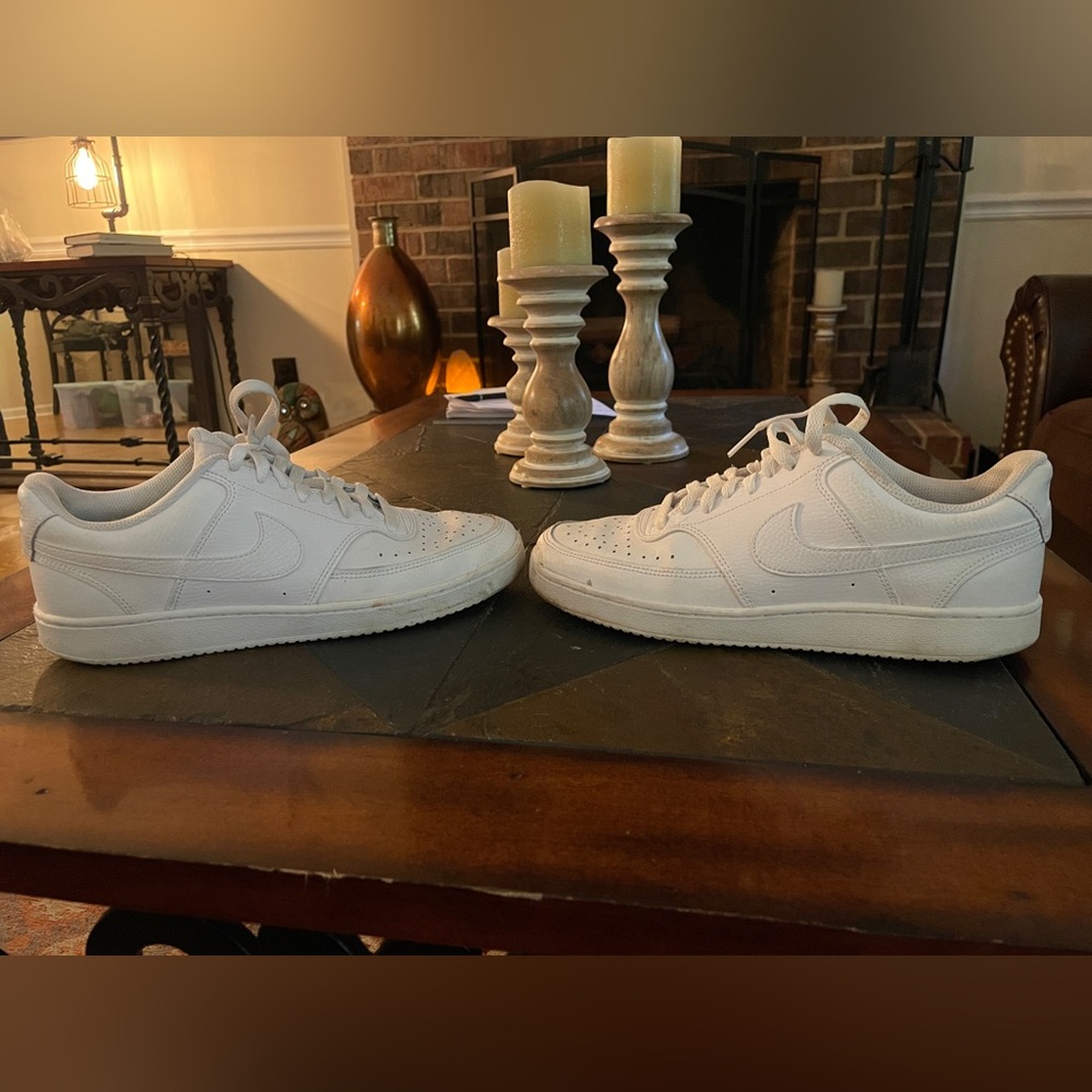Men’s sz 10 white nike court shoes